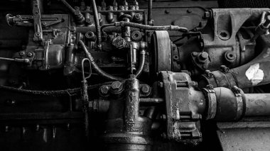 Eski paslı jeneratör motorunu kapat. siyah beyaz fotoğraf