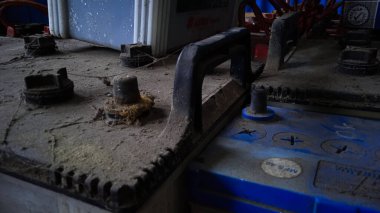 Magelang, Endonezya - 25 Temmuz 2022: Çevreye zararlı bir hurdalıkta geri dönüştürülmeyi bekleyen birçok kullanılmış araba aküsünün odaksız görüntüsü