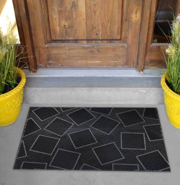 Siyah stil kare desenli hoş geldin kapısı paspası evin dışında sarı çiçekler ve yapraklarla