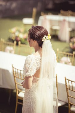 Bahar günü gelinlik içinde güzel bir gelin