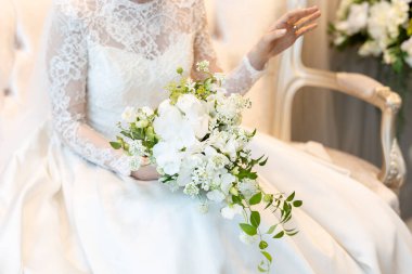 gelin düğün buketi tutarak yakın çekim