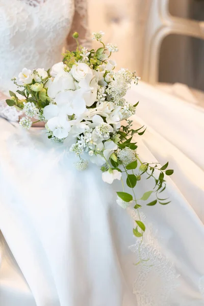 Gelin Düğün Buketi Tutarak Yakın Çekim — Stok fotoğraf