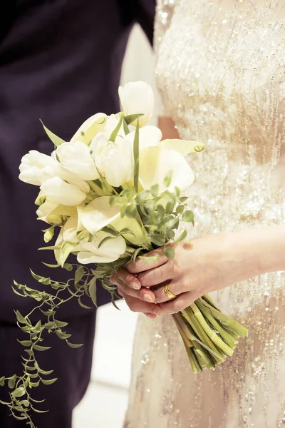 Gelin Düğün Günü Bir Buket Çiçek Tutar — Stok fotoğraf