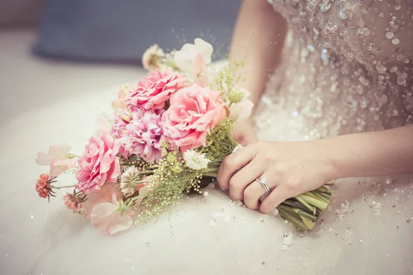 Bride Holding Wedding Bouquet Detail Image Cut —  Fotos de Stock