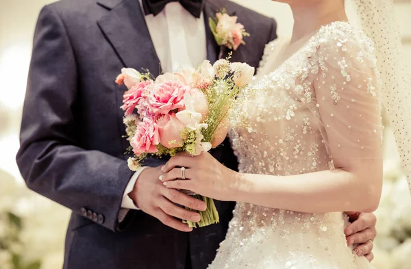 Gelin Damat Birlikte Düğün Buketini Tutarken Detay Kesimi — Stok fotoğraf