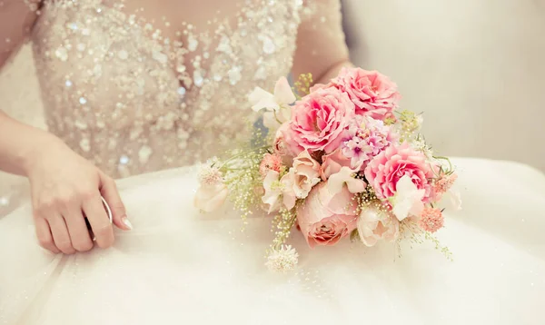 Bride Holding Wedding Bouquet Detail Image Cut —  Fotos de Stock