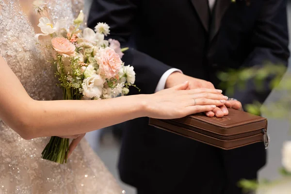 Brud Och Brudgum Med Händerna Bibeln Bröllop Kyrkan — Stockfoto