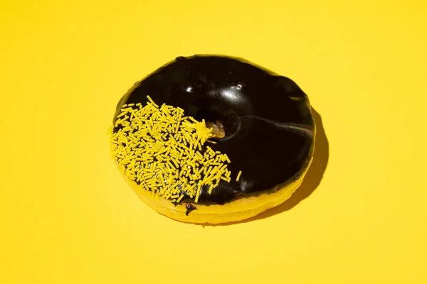 Donut Chocolate Fundo Amarelo Fotografia Horizontal — Fotografia de Stock