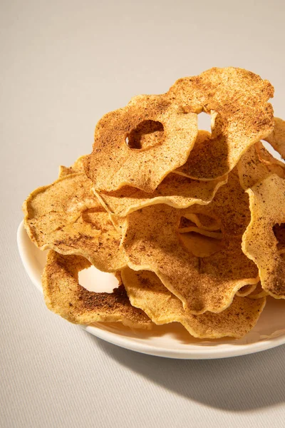 Dehydrated Apple Slices Powdered Cinnamon Plate Close Studio Photo — Stok fotoğraf