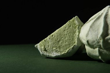 Koyu arkaplandaki bir bölümde doğal elmalı marşmelov. Stüdyo fotoğrafı. Yakın plan..