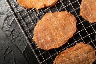 Kurutulmuş domuz eti, tepside. Siyah arkaplan.