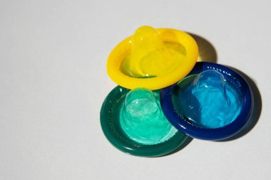 Açık arkaplanda renkli prezervatifler.