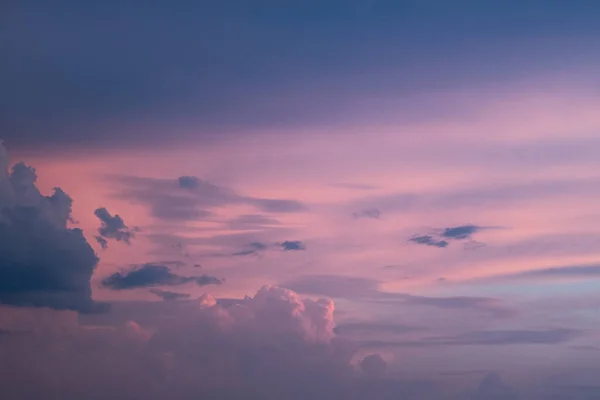 Gün Batımında Açık Pembe Bulutlar Mavi Gökyüzünde Bulutların Pastel Renkleri — Stok fotoğraf