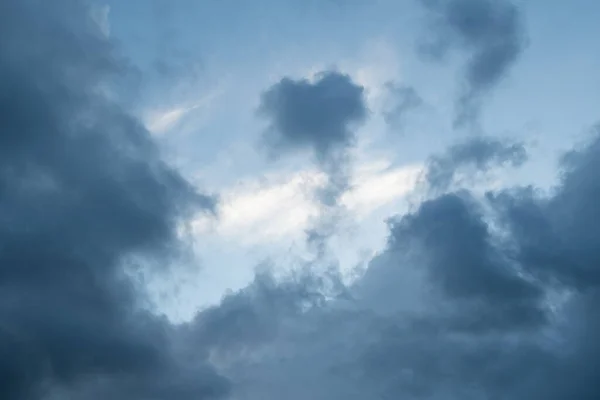 Mavi Kümülüs Bulutları Bulutlu Olan Kalp Gibi Görünüyor Romantik Gökyüzü — Stok fotoğraf