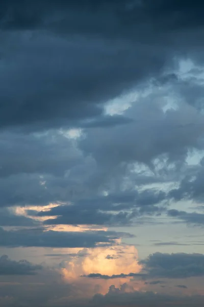 Fırtına Öncesi Bulutlar Sarı Mavi Bulutlar Arkaplan Resmi Ruh Hali — Stok fotoğraf