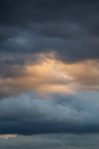 Mavi Kümülüs Bulutları Bulutlu Olan Kalp Gibi Görünüyor Romantik Gökyüzü — Stok fotoğraf