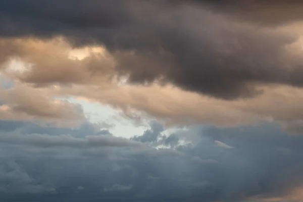 Fırtınalı Gökyüzü Gün Batımında Yaklaşan Fırtınadan Dolayı Dramatik Bulutlar Ile — Stok fotoğraf