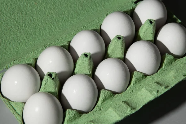 Ovos Brancos Frescos Uma Bandeja Papelão Verde Uma Mesa Cinza — Fotografia de Stock