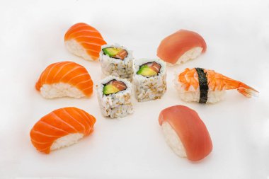 beyaz zemin üzerinde suşi çeşitler