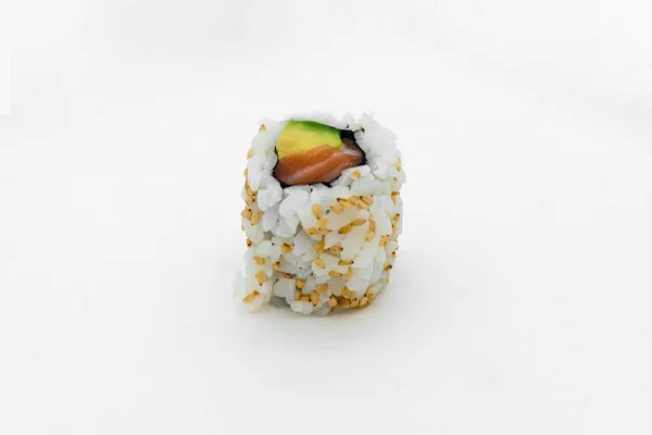 Sushi Uramaki Sobre Fondo Blanco —  Fotos de Stock