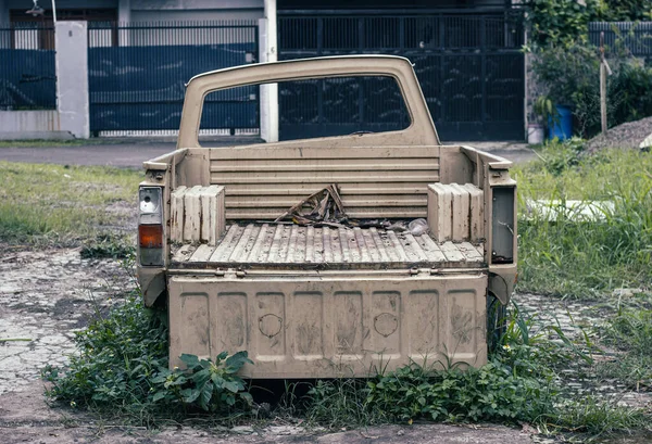 Velho Abandonado Pickup Creme Com Caminhão Aberto Jardim — Fotografia de Stock