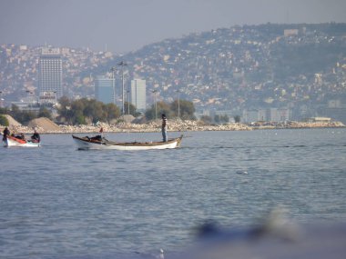 İzmri 'de Bostanl kıyısındaki balıkçı.