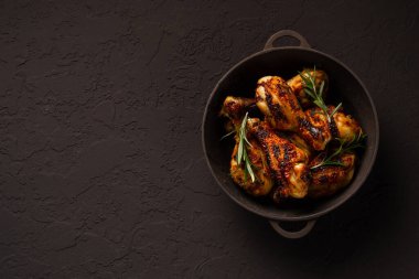 bir tavada kızarmış tavuk budu