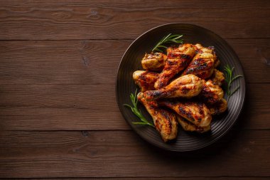 bir tabak kızarmış tavuk budu