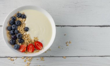 Yoğurt Granola ve taze çilek ile