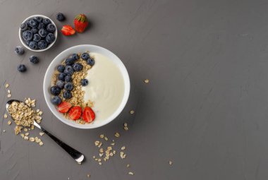 Yoğurt Granola ve taze çilek ile