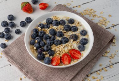 Sütlü ve taze meyveli yulaf ezmesi