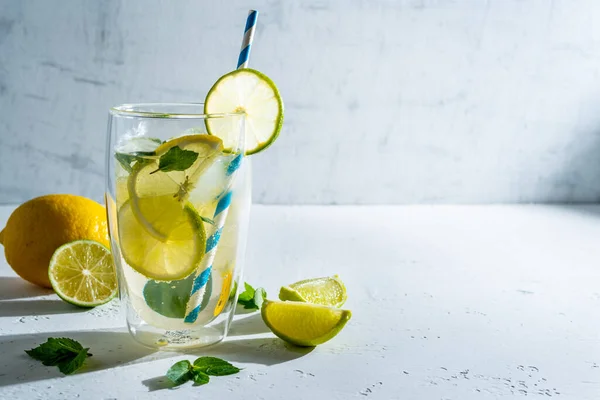 Refreshing Lime Mint Drink — Stock Photo, Image