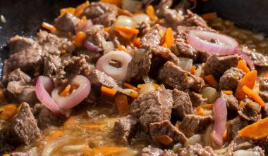 Tavada pişirme sürecinde sebzeli et