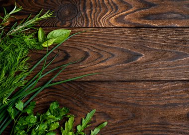 Ahşap arka planda sebzeler