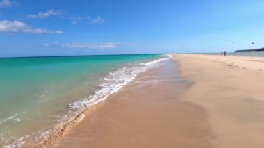 Güzel Sotavento Gölü Mavi gökyüzü ve kristal berrak deniz