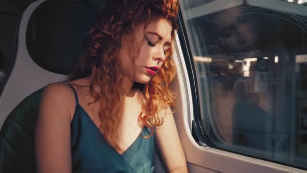年轻女子在火车上睡着了 一觉醒来就意识到自己必须下车 — 图库视频影像