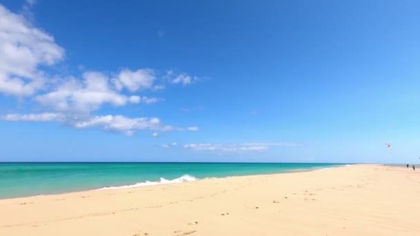 Великолепный Вид Пляж Сотавенто Острове Фуэртевентура Белым Песком Кристально Чистым — стоковое видео