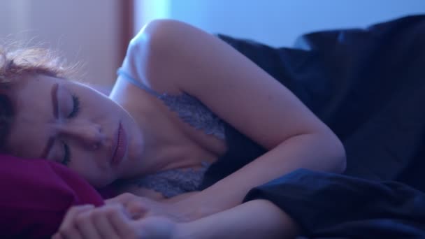 Retrato Mujer Joven Atractiva Necesidad Descanso Durmiendo — Vídeo de stock