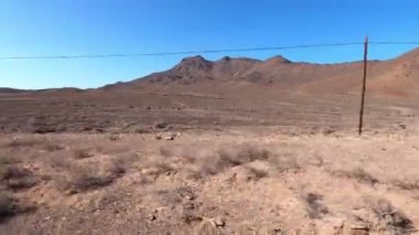 Fuerteventura adasının iç kısımlarında sönmüş volkanlarla kaplı kurak bir arazi.