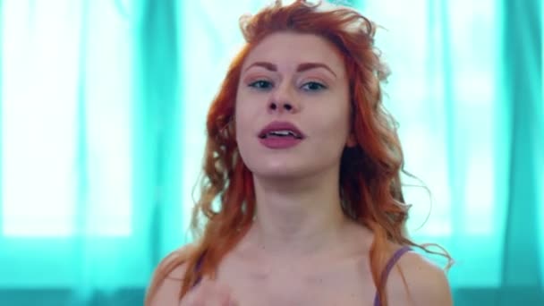 Kızıl Saçlı Kadının Portresi Saçını Geriye Doğru Çekiyor Kameranın Önünde — Stok video