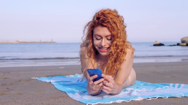 Piękna Kobieta Leżąca Nad Morzem Uśmiecha Się Czytając Post Mediach — Wideo stockowe