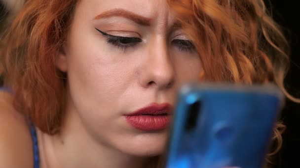 Närbild Porträtt Ung Orolig Kvinna Läser Ett Meddelande Sin Smartphone — Stockvideo