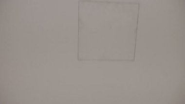 Hasta Bakış Açısı 'ndan hastane koridoru koridor ışıklarına bakıyor. POV