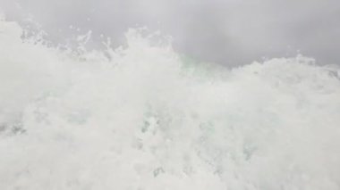 Gökyüzü bulutlarla dolu Fuerteventura adasındaki Kahve Denizi 'nin güzel manzarası