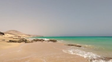 Fuerteventura Adası 'ndaki Jandia sahilinin berrak kristal manzarası.