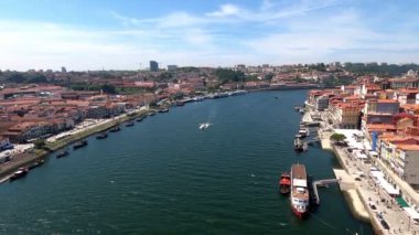 Porto 'daki Douro nehri üzerindeki Cais da Ribeira' nın güzel manzarası şarap üretimiyle ünlüdür.