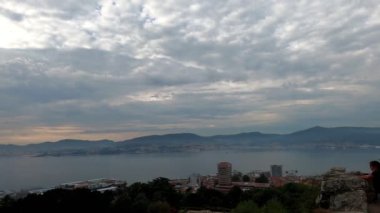 Vigo 'nun Galizia' daki gökyüzü bulutlarla dolu doğa tarafından çevrelenmiş görüntüsü.