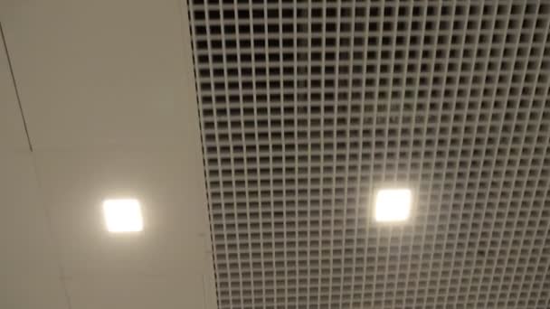 Pov 病人在医院走廊中的观点 装有空调隔板 霓虹灯和显示屏的天花板栅和嵌板 — 图库视频影像