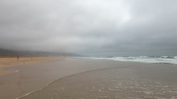 Sugestivní Pohled Pláž Cofete Ostrově Fuerteventura Olověnou Oblohou — Stock video