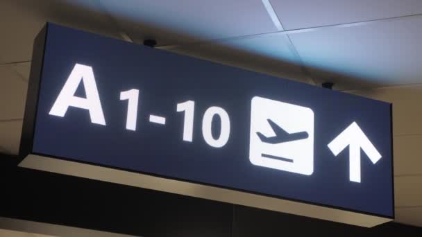 Zobrazení Uvnitř Letiště Fiumicino Označením Trasy Kterou Třeba Sledovat Pro — Stock video